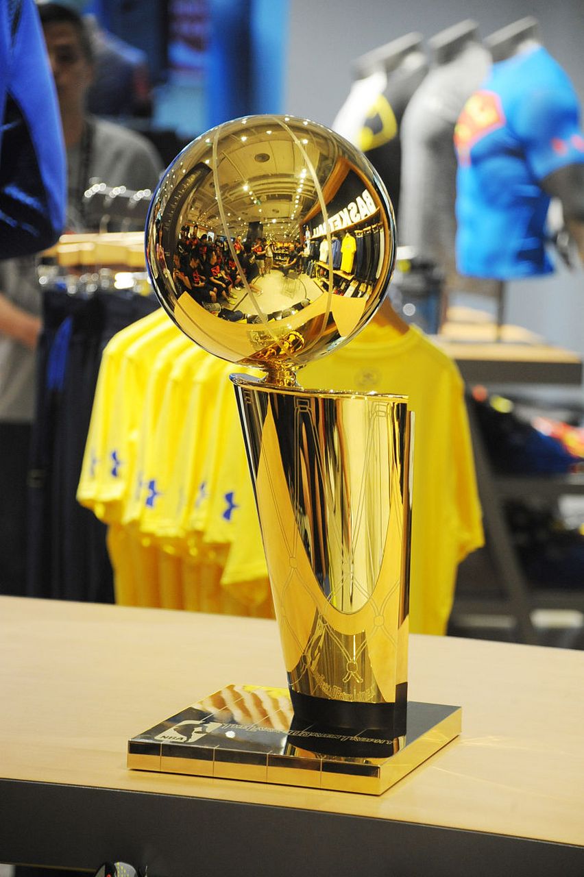 NBA拉里·奥布莱恩冠军奖杯的简单介绍 NBA拉里·奥布莱恩冠军奖杯的简单介绍